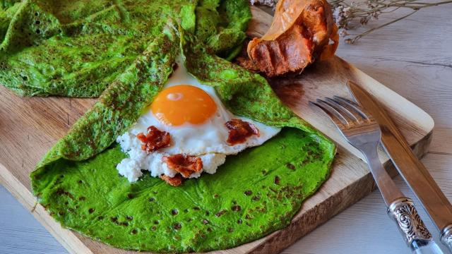 Crepes de espinacas con huevo, requesón y sobrasada