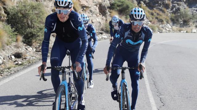 Enric Mas al frente del Movistar en un entrenamiento en Almería