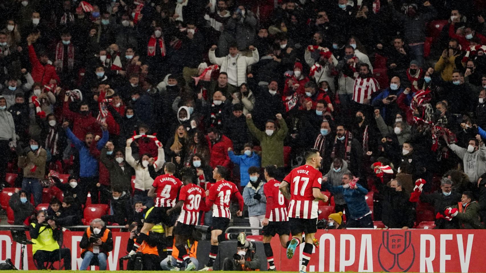 Los jugadores del Athletic celebran el segundo gol.