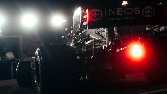 Un coche del equipo Mercedes saliendo de boxes