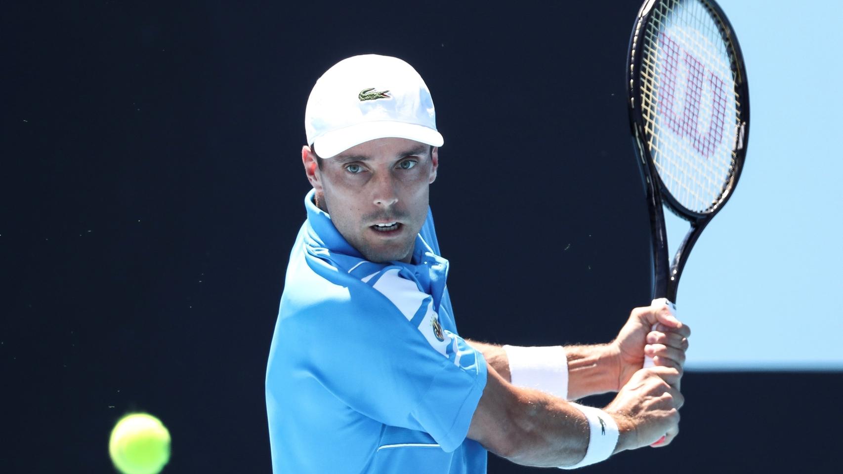 Roberto Bautista golpea una bola en el Abierto de Australia 2022