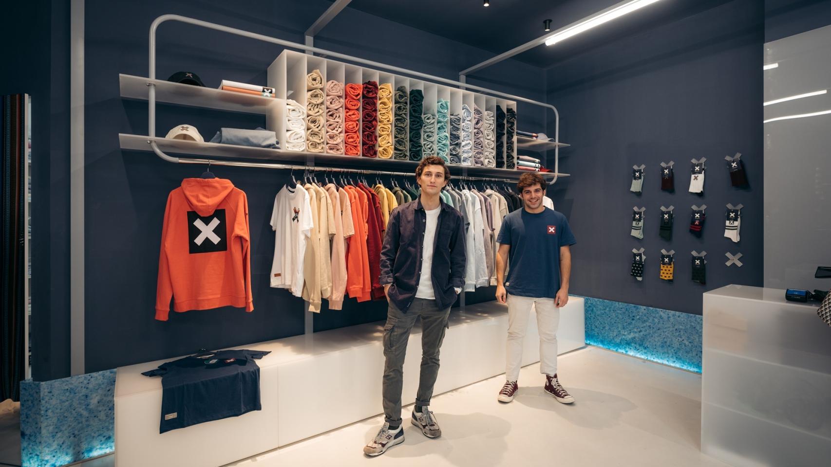 Los fundadores de Blue Banana en su tienda física ubicada en Valencia.
