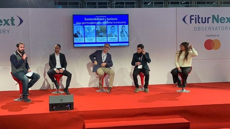 Los ponentes en la mesa redonda organizada por Mastercard en FITUR 2022, de izquierda a derecha: Alberto Iglesias Fraga (moderador), Daniel Nieto (Mastercard), Álex Villeyra (Mabriant), Héctor Fernández Manchado (Turismo Lanzarote) y Macarena Rodríguez (Ético).