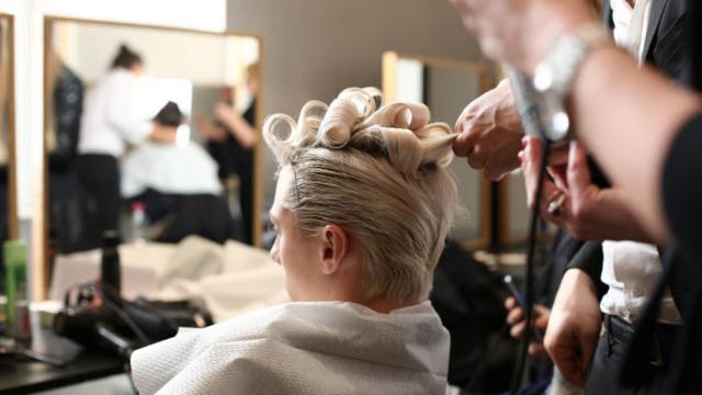 Una mujer en una peluquería