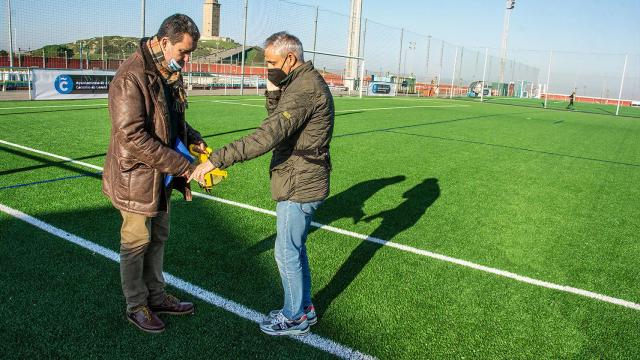 Los concejales Populares Roberto García y AntonioDeus, midiendo el campo.