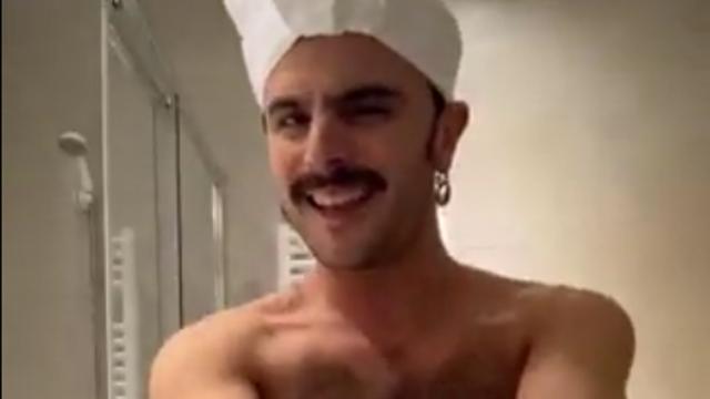 Rodrigo Cuevas ha contestado desde la ducha.