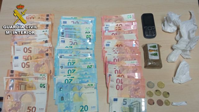 Material intervenido a un vecino de Tui detenido por la Guardia Civil por tráfico de drogas.