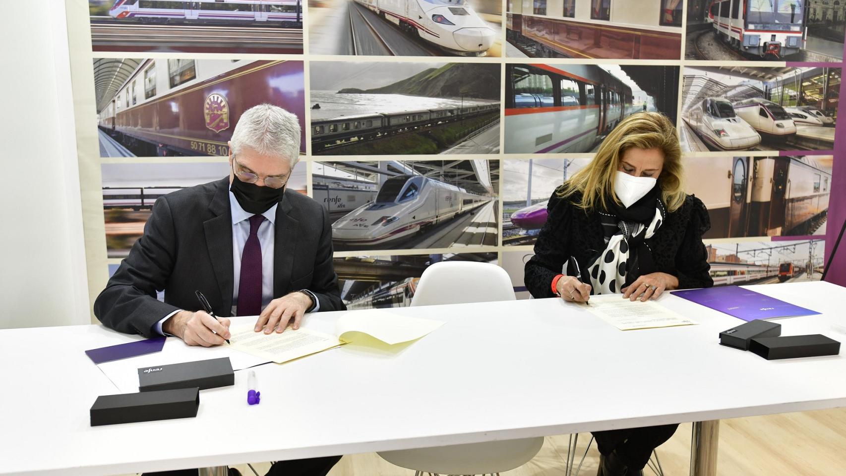 Isaías Taboas y Carmela Silva durante la firma del acuerdo.