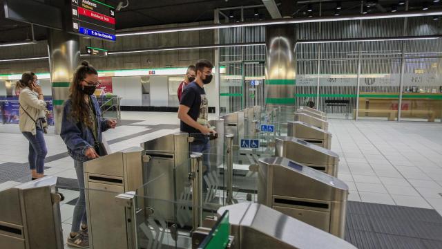 Viajeros del Metro de Málaga.