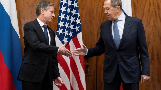 Anthony Blinken, a la izquierda, y Serguéi Lavrov, a la derecha de la imagen.