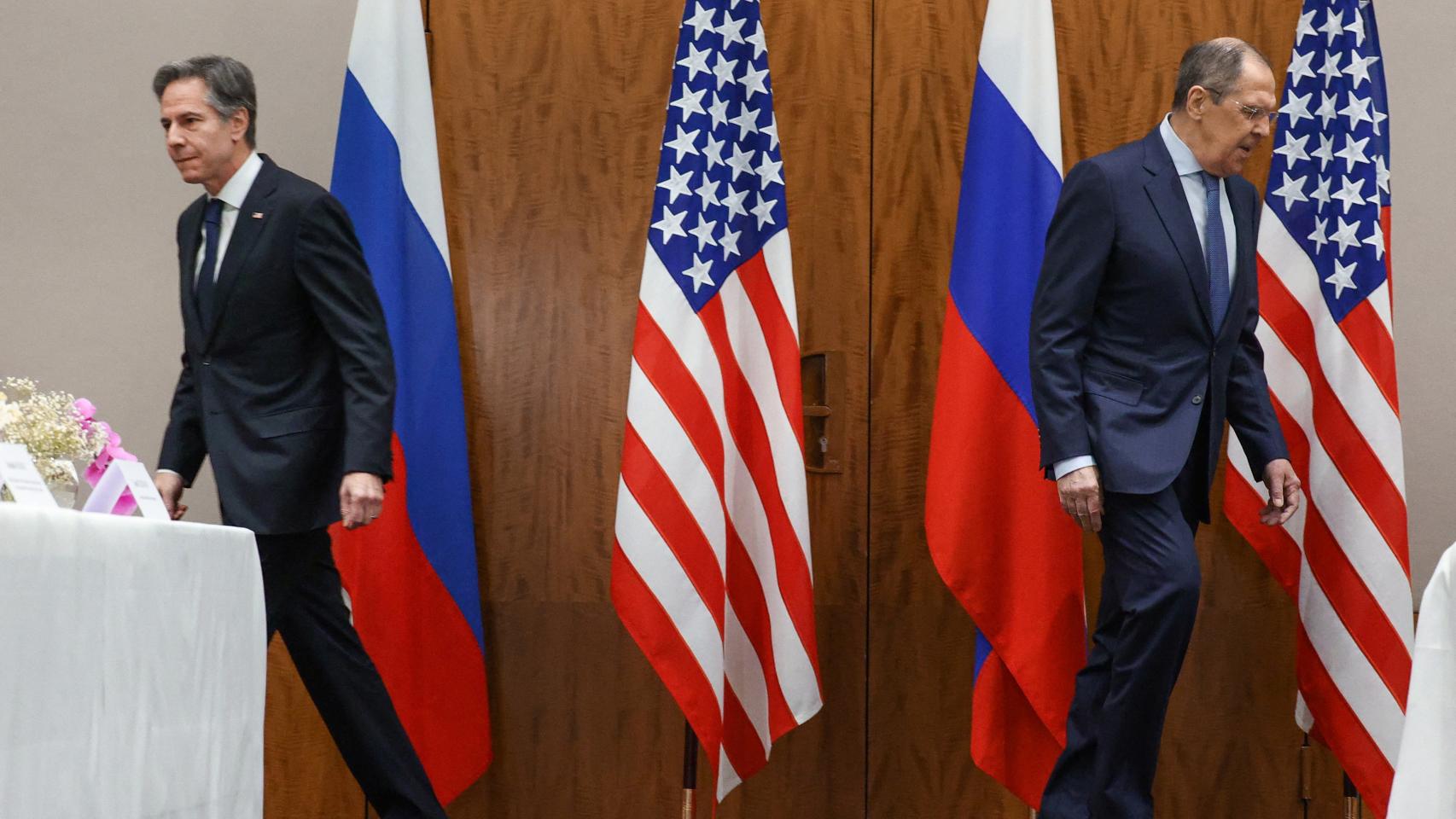 Antony Blinken y Sergei Lavrov antes de su encuentro.