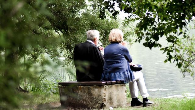 Dos jubilados disfrutando de su retiro.