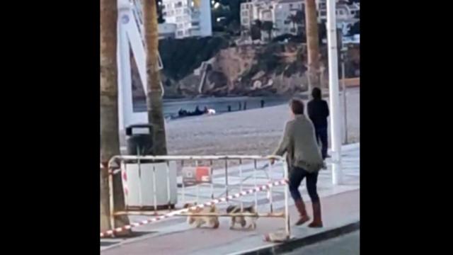 Es una lástima, qué les venderán a esta gente: Vecinos de Altea se topan con la llegada de una patera