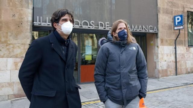 Juan Gascón y Pablo Fernández, de Unidas Podemos, frente a los Juzgados de Salamanca