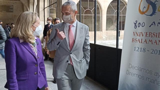 Nadia Calviño charla con el rector de la USAL, Enrique Rivero