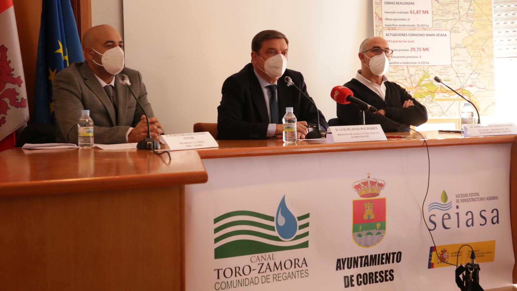 El ministro de Agricultura, Luis Planas; el presidente del Canal Toro-Zamora, Pedro Pablo Ballesteros y el alcalde de Coreses, José Luis Salgado