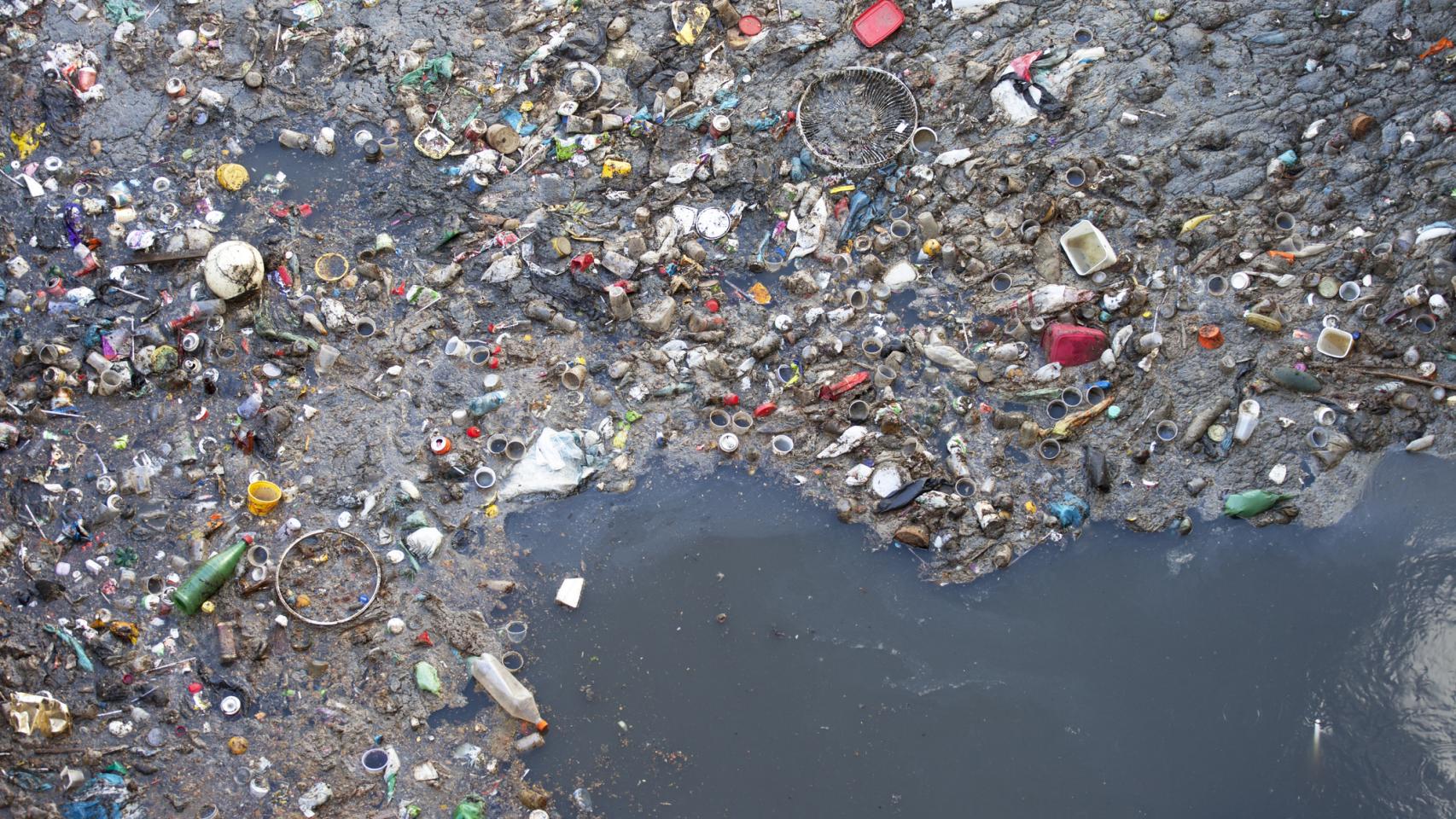 Contaminación del agua por plásticos.