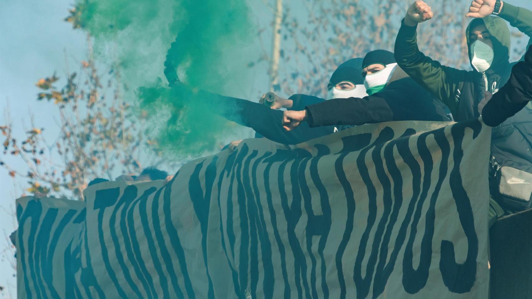Ultras del Betis recibiendo a sus jugadores antes del duelo de Copa del Rey