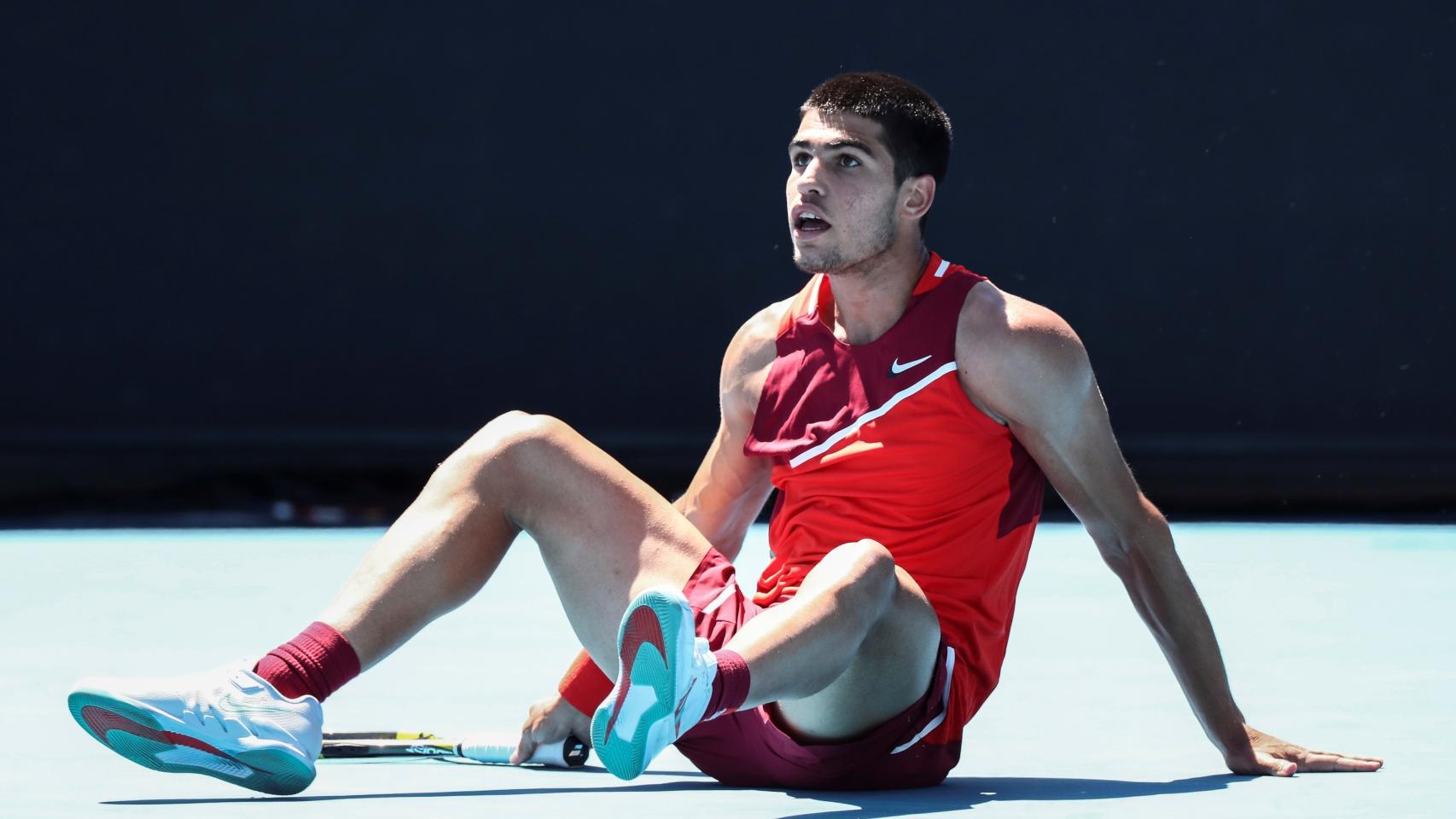 Carlos Alcaraz termina en el suelo tras un punto en el Abierto de Australia 2022