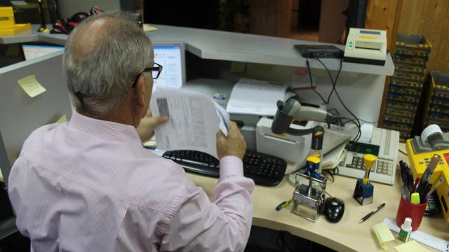 Empleado publico en una imagen de archivo de la Junta de Comunidades