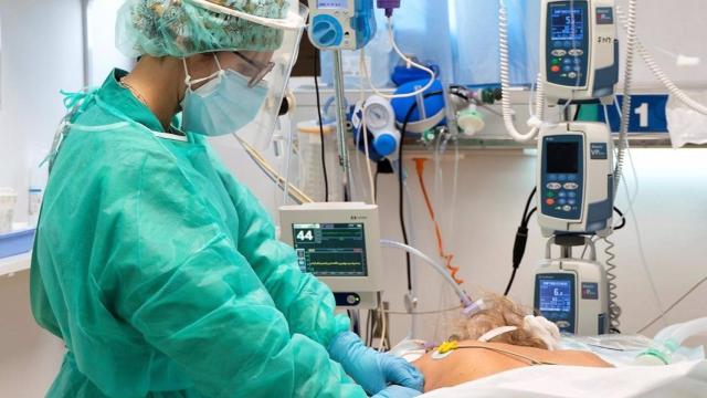 Una sanitaria en una planta Covid.