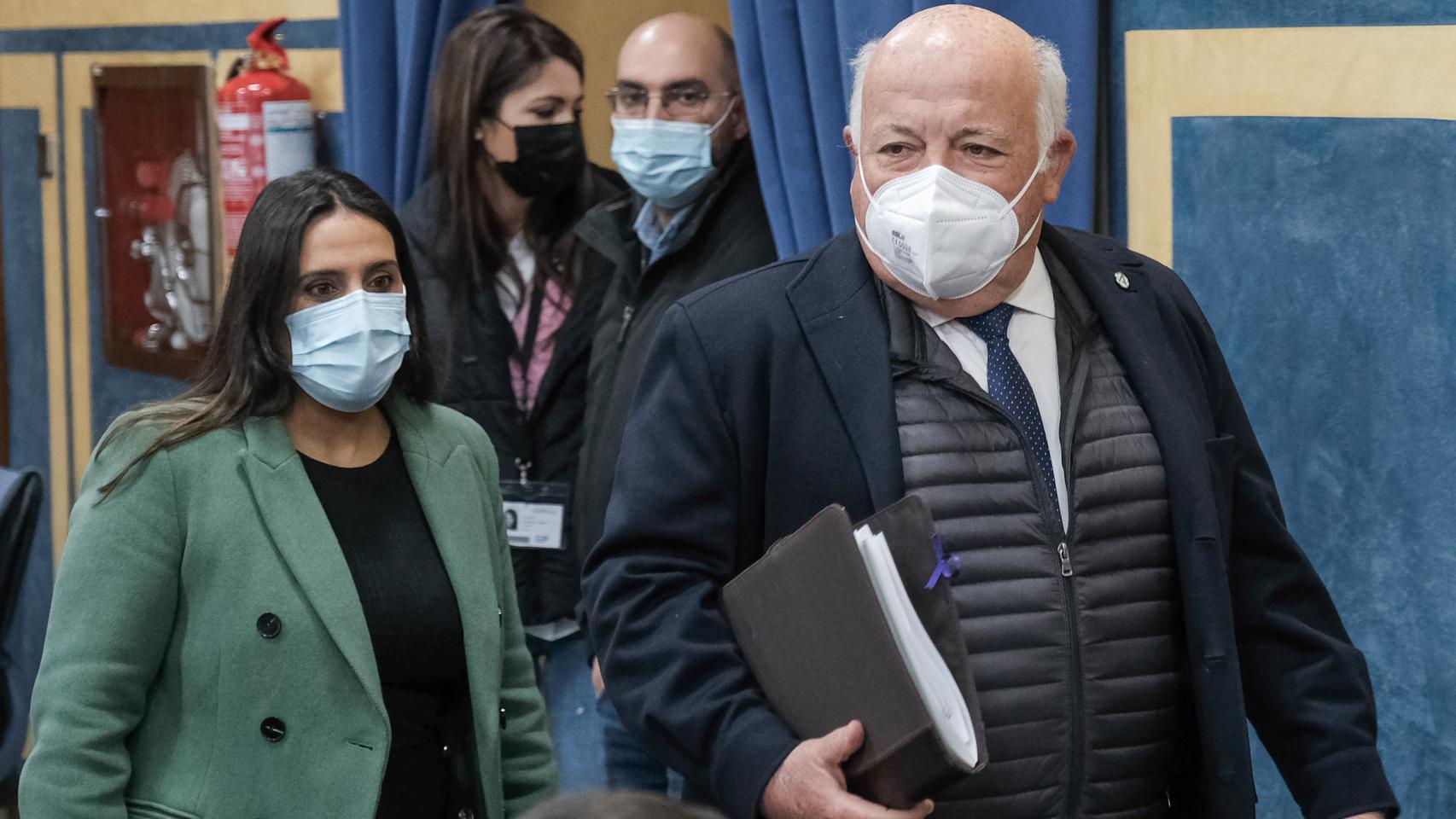 El consejero de Salud, Jesús Aguirre, instantes antes de comparecer en la Comisión de Sanidad.