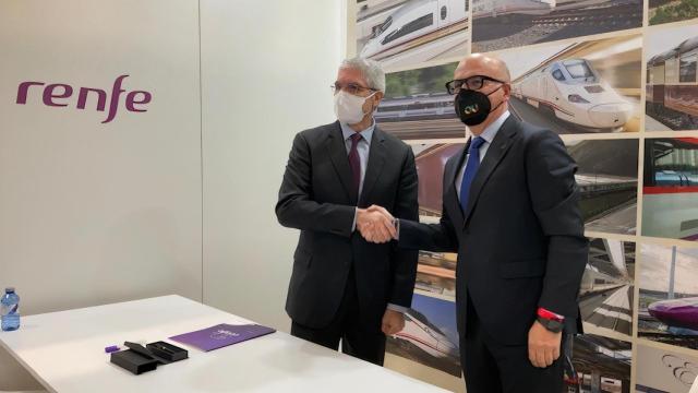 Los presidentes de Renfe y de la Diputación de Ourense en la firma del acuerdo.