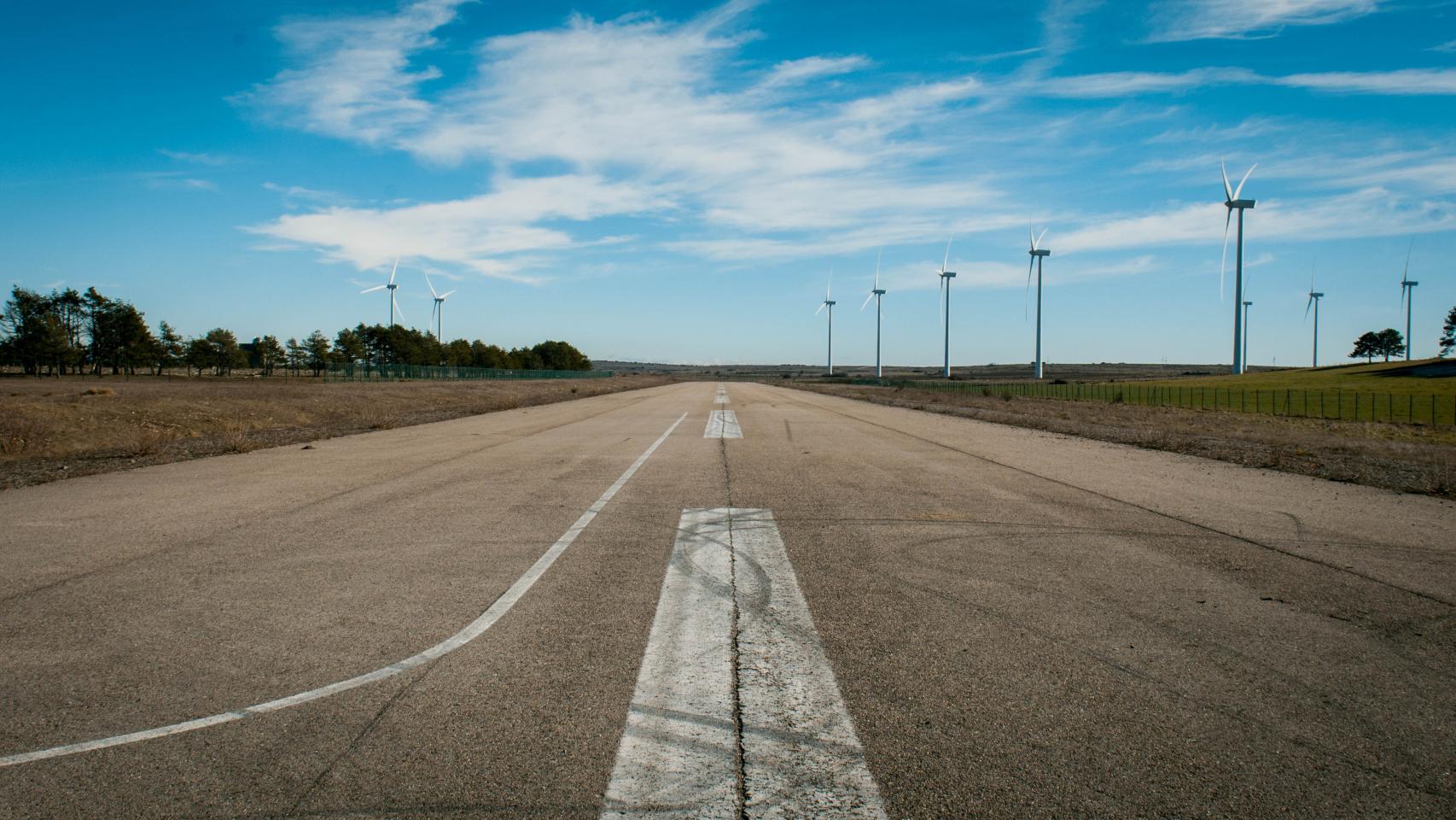 Vista general de la pista de despegue. A la derecha, los molinos que imposibilitan su uso.