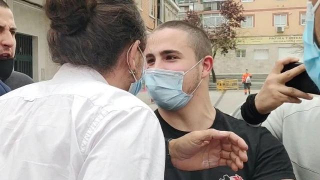 Rodrigo, de Bastión Frontal, durante el escrache a Pablo Iglesias.