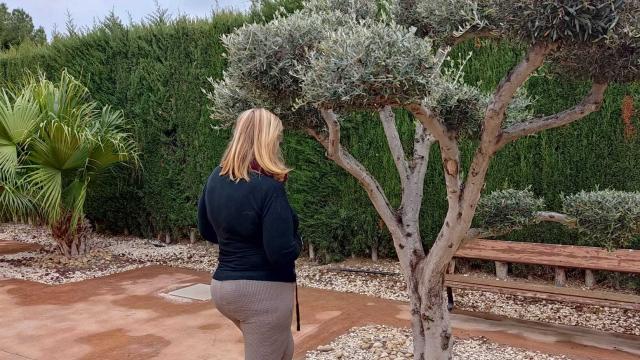 Elia, de espaldas, en su casa de campo de Elche.