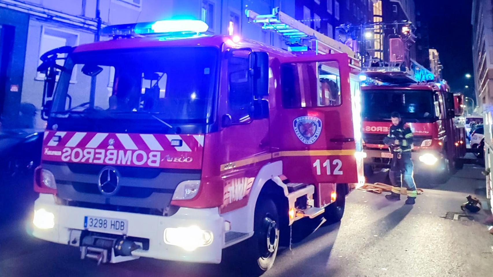 Los Bomberos de León, durante la intervención en el incendio