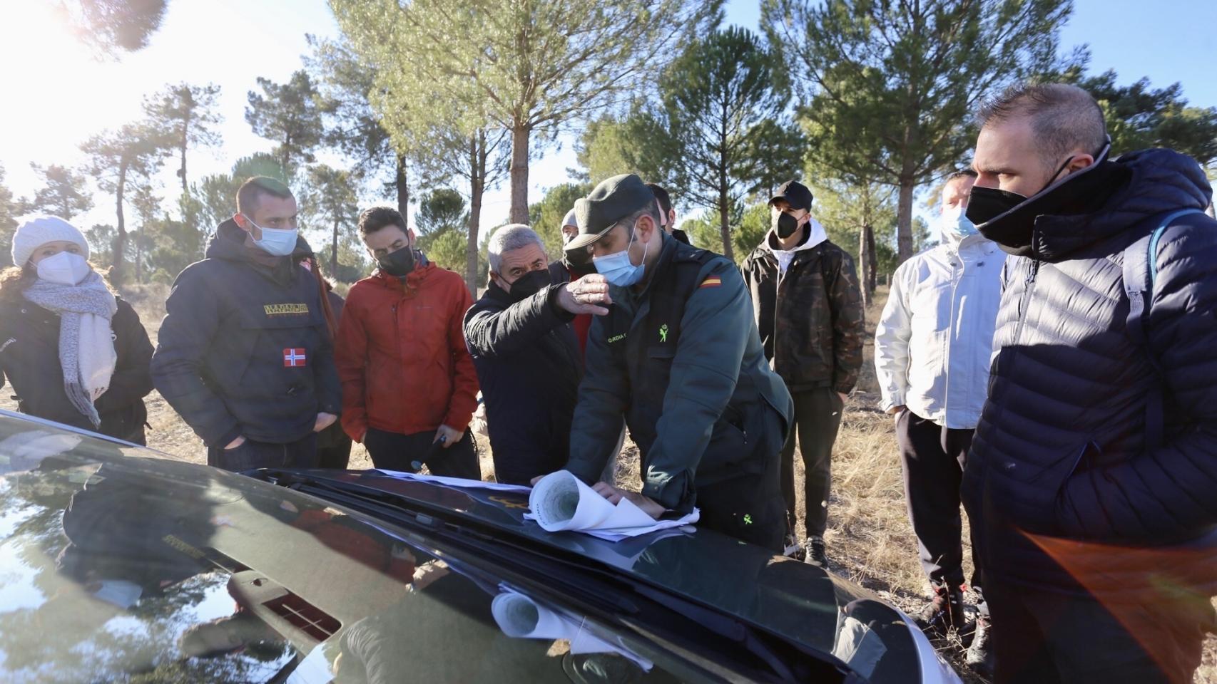 El padre de Esther López, la mujer desaparecida en Traspinedo conversa con miembros de la Guardia Civil durante la búsqueda de su hija