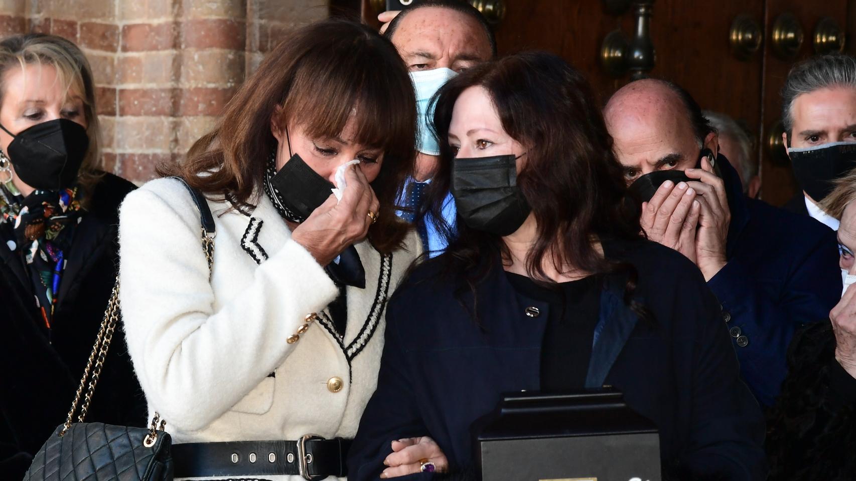 María Ángeles Grajal, en la imagen junto a Gabriela Ostos, no ha podido contener las lágrimas durante la misa.