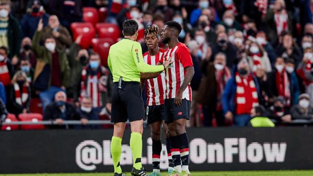 Nico Williams e Iñaki Williams hablando con el árbitro durante un partido del Athletic Club