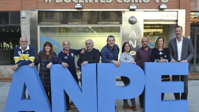 Foto de familia de la nueva dirección de ANPE Toledo, con el presidente Julio César Casarrubios en el centro.