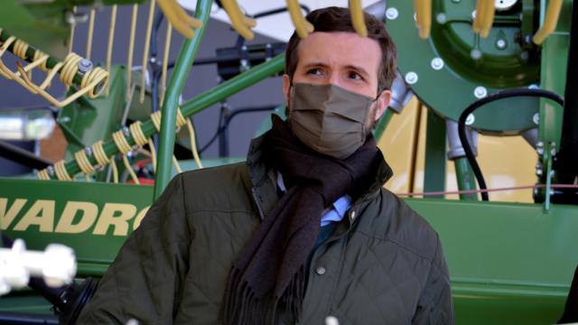 Pablo Casado en una visita a la empresa Farming Agrícola