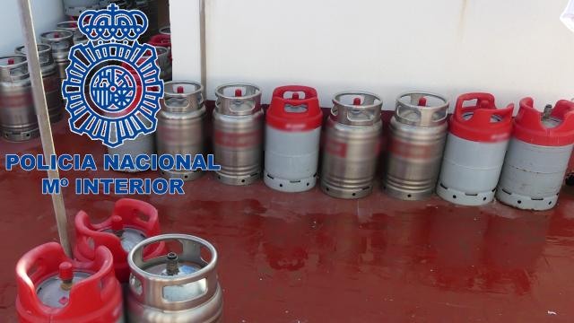 Bombonas apiladas en la azotea, en posición vertical y a pleno sol.