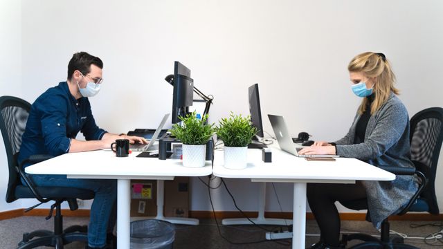 Los vacunados y los que no conviven en el mismo espacio durante su horario laboral, estos son los conflictos de baja intensidad que surgen.