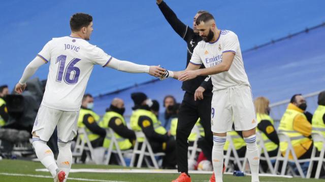 Karim Benzema entrega el brazalete a Luka Jovic tras ser sustituido