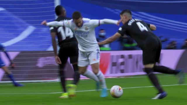 Penalti no pitado sobre Eden Hazard tras la intervención del VAR