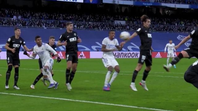 Penalti por mano de Pere Milla