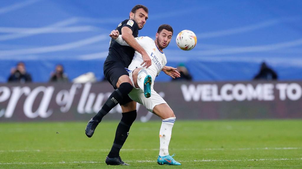 Eden Hazard pelea con un jugador del Elche por un balón