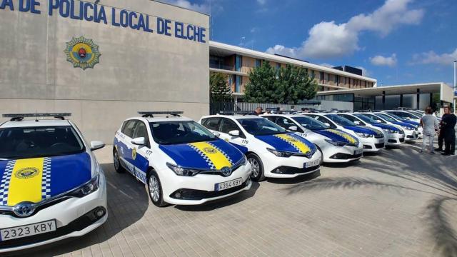 Coches de la Policía Local de Elche, en imagen de archivo.