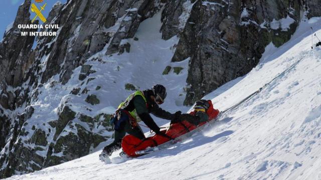 La Guardia Civil asegurando al montañero a la camilla de rescate