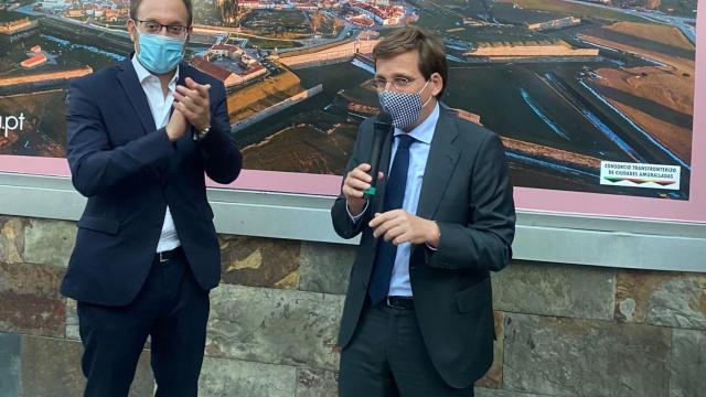 Martínez-Almeida, junto al alcalde de Ciudad Rodrigo, en el stand de Miróbriga en FITUR