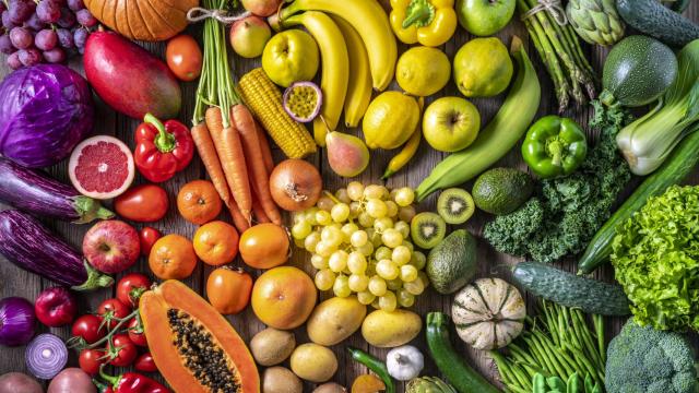 Un montón de frutas de la huerta mediterránea.