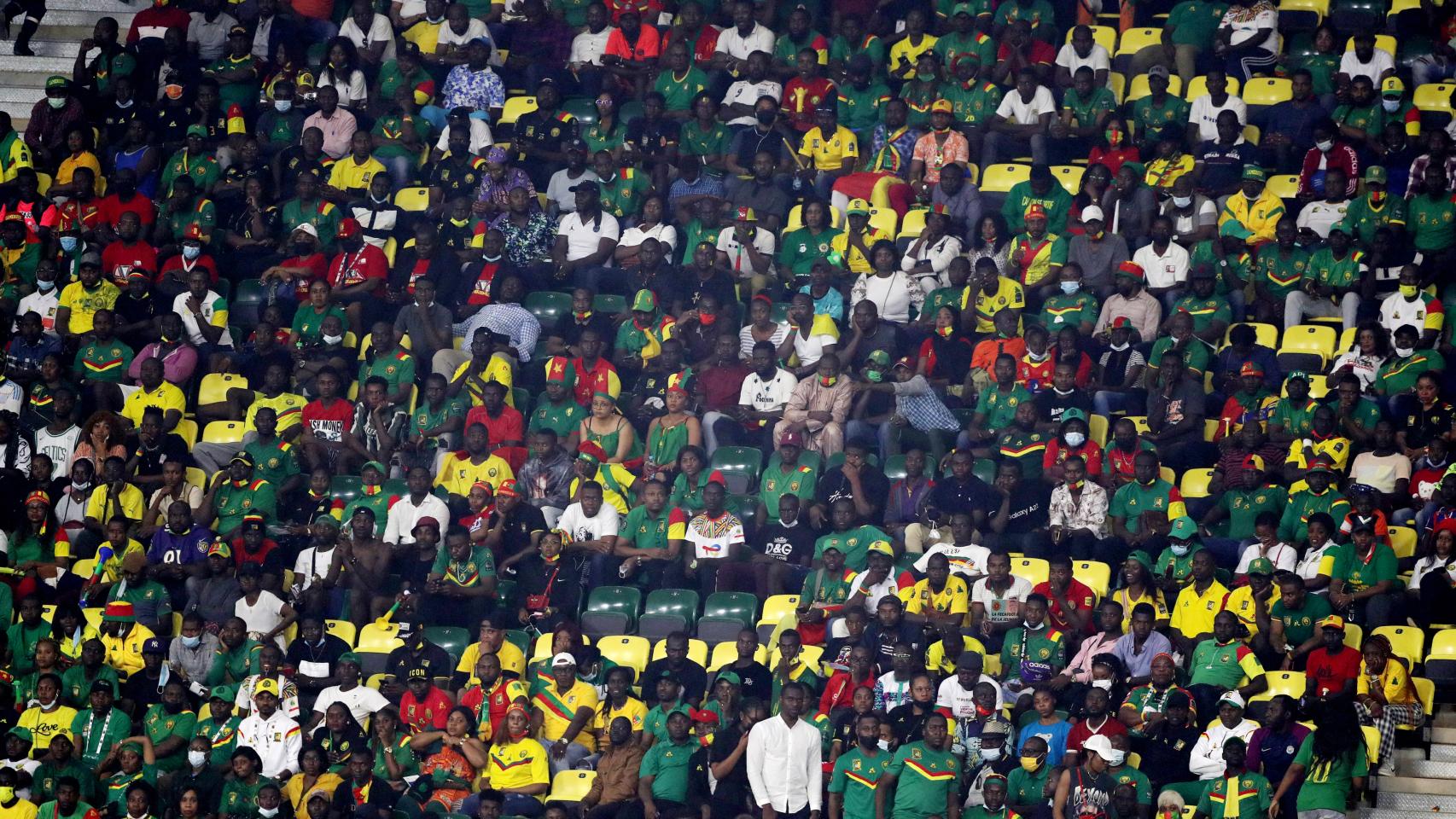 Aficionados de la selección de Camerún en el Stade d'Olembe durante la Copa África 2022