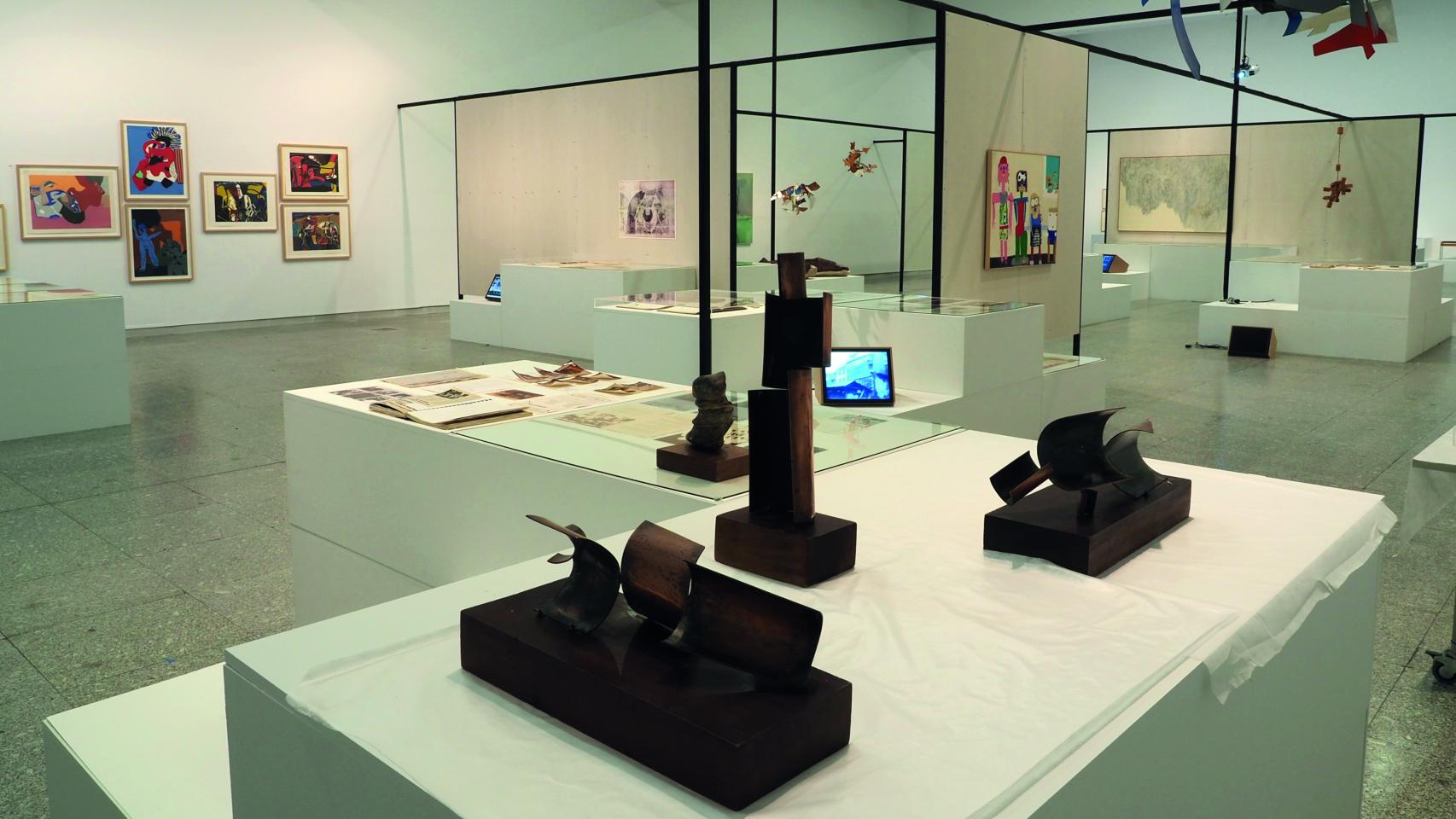 Vista de la exposición con la escultura de Reinaldo 'Desarrollo de un rectángulo' en primer término
