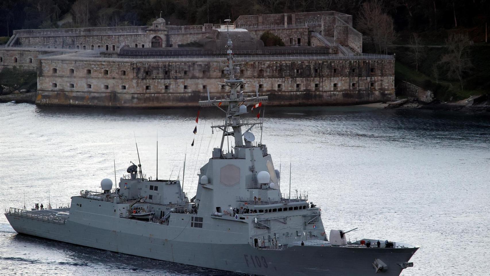 La fragata Blas de Lezo zarpa del Arsenal Militar de Ferrol para dirigirse al mar Negro.