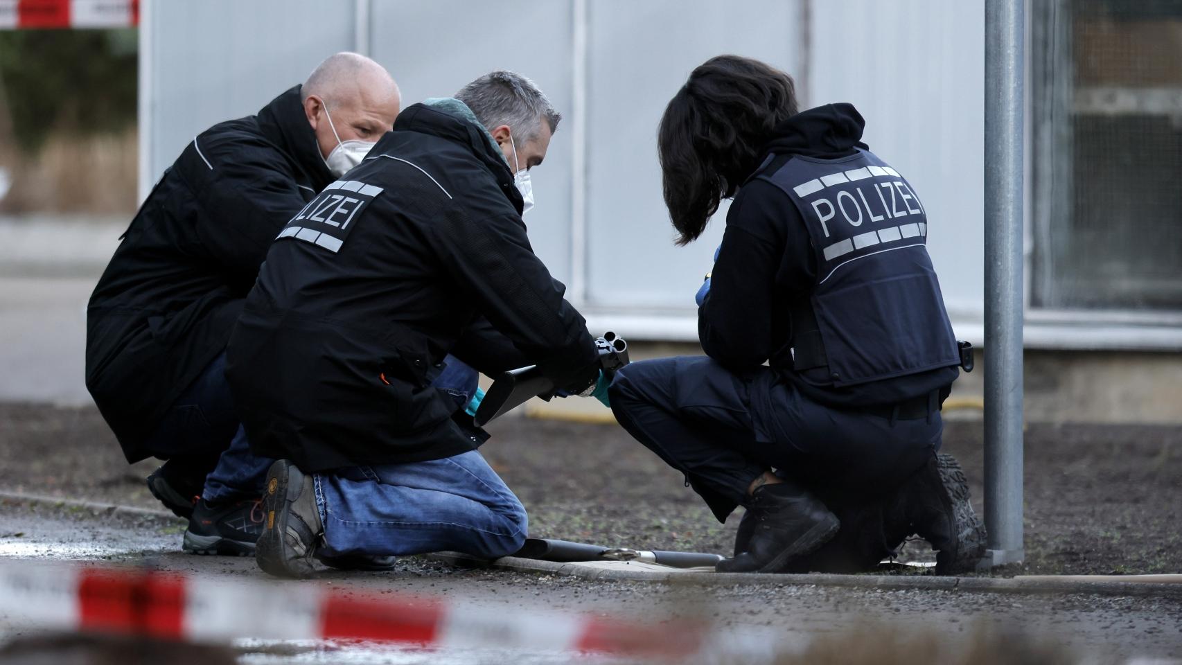La Policía alemana analiza la escena del crimen en Heidelberg.